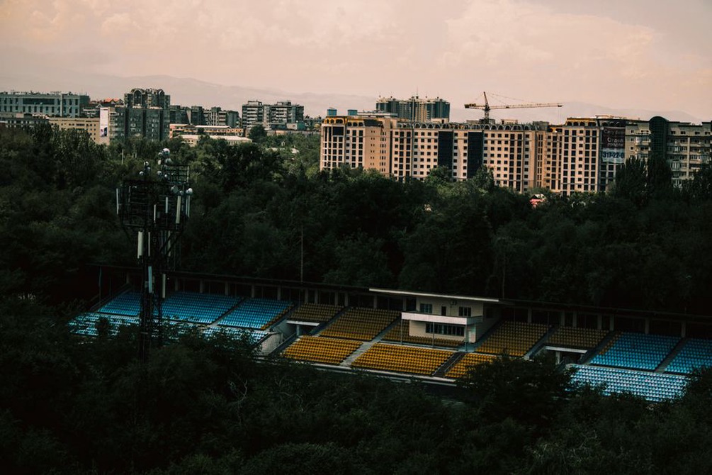 Болельщики на трибунах перед стартом футбольного матча