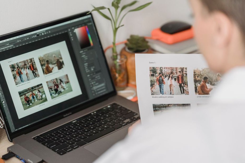 редактор сверяет календарь матчей на ноутбуке